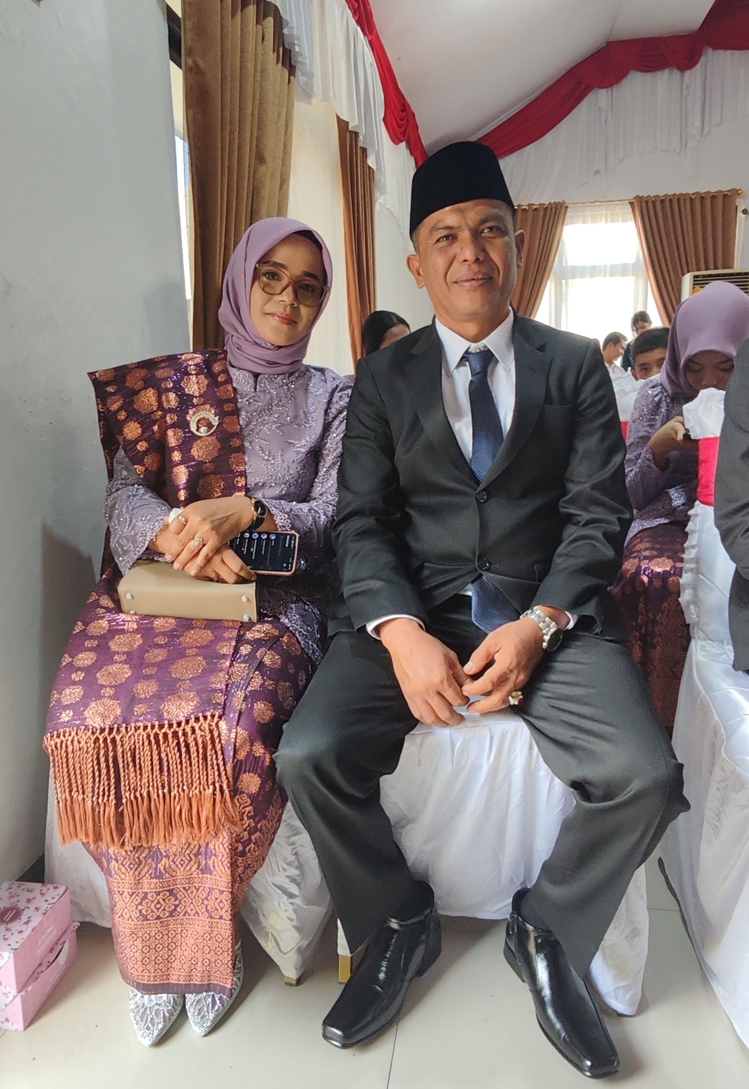 Adi Hamdani, S.A.P bersama istri