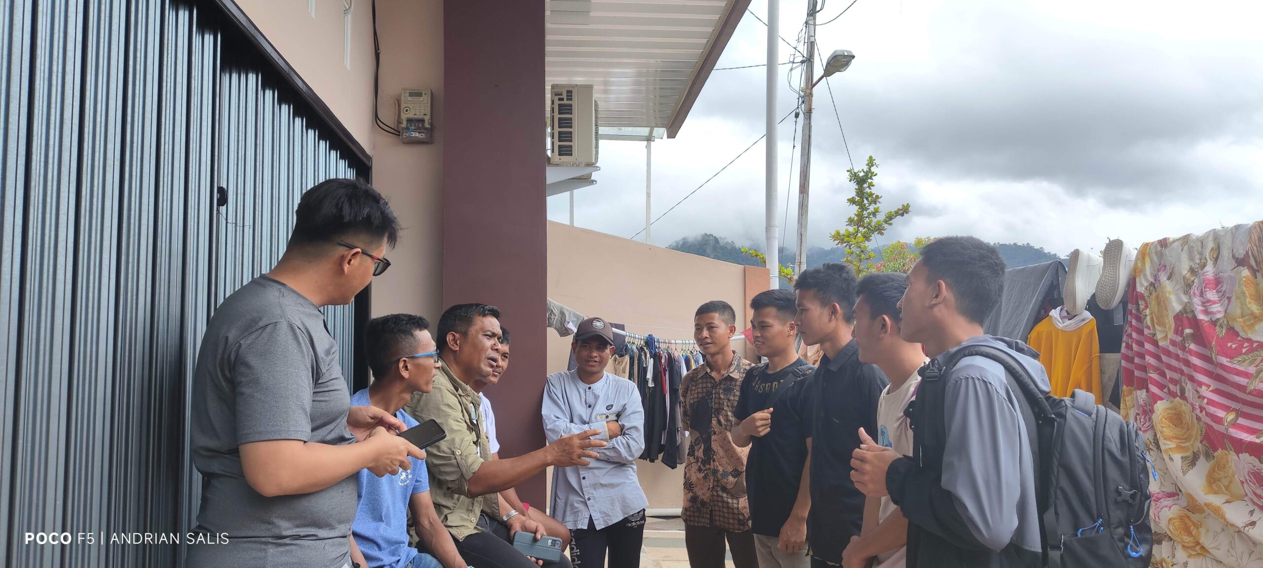Adi Hamdani dengan mahasiswa